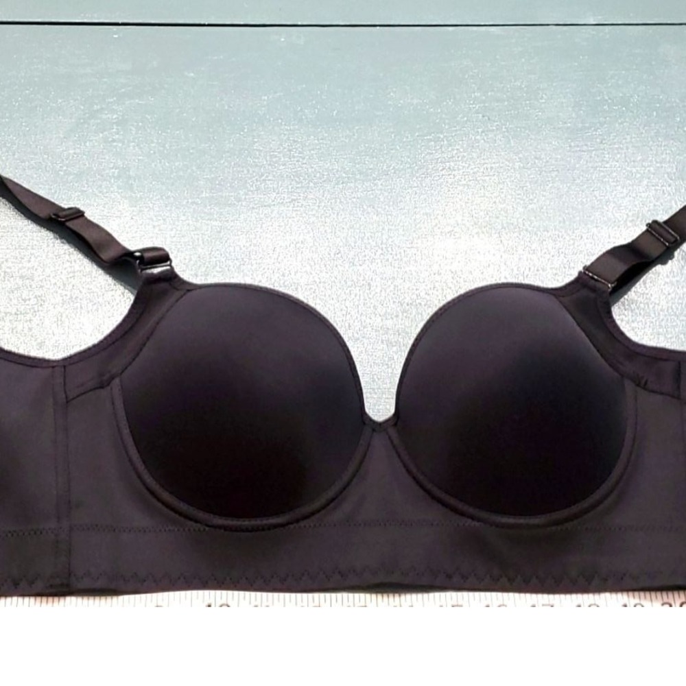 Black bra, no name. Size 36/80E lots of hooks. Wire bra.